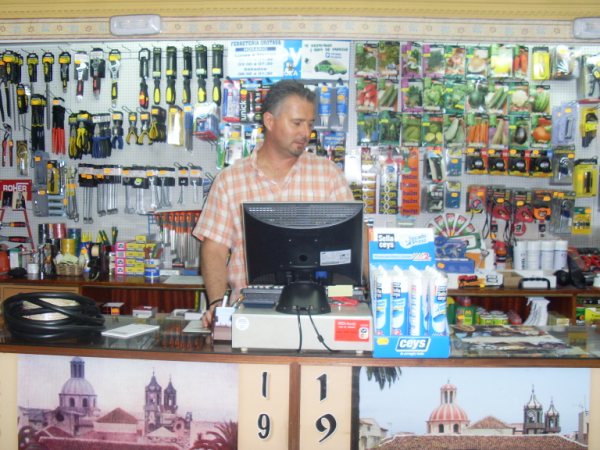 Interior de Ferretería Orotava con productos de ferretería y bricolaje