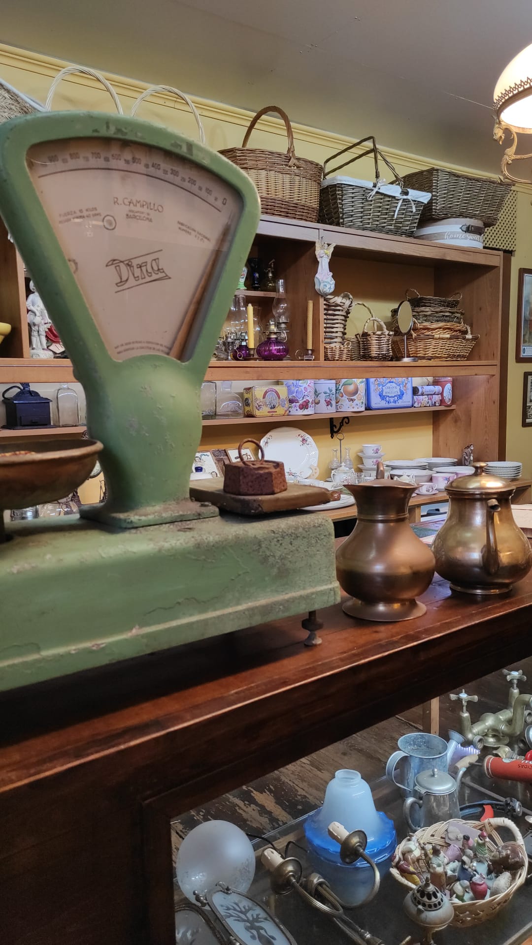 Báscula antigua Dina para pesar clavos en Ferretería Orotava
