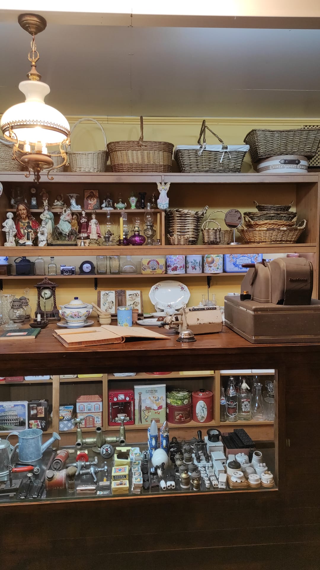 Mostrador antiguo del museo de Ferretería Orotava con caja registradora y báscula centenarias