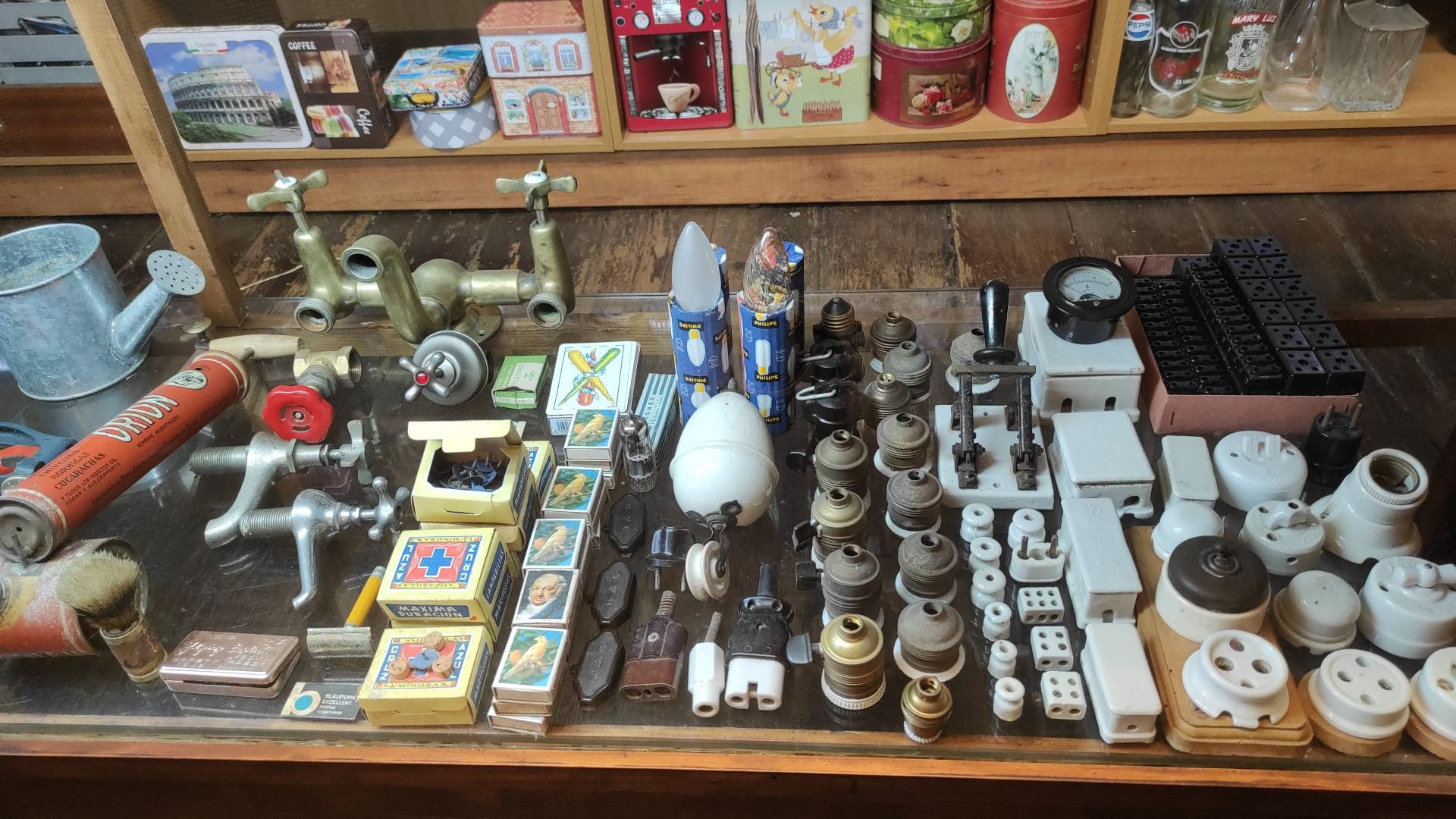 Antiguos enchufes e interruptores de porcelana en Ferretería Orotava