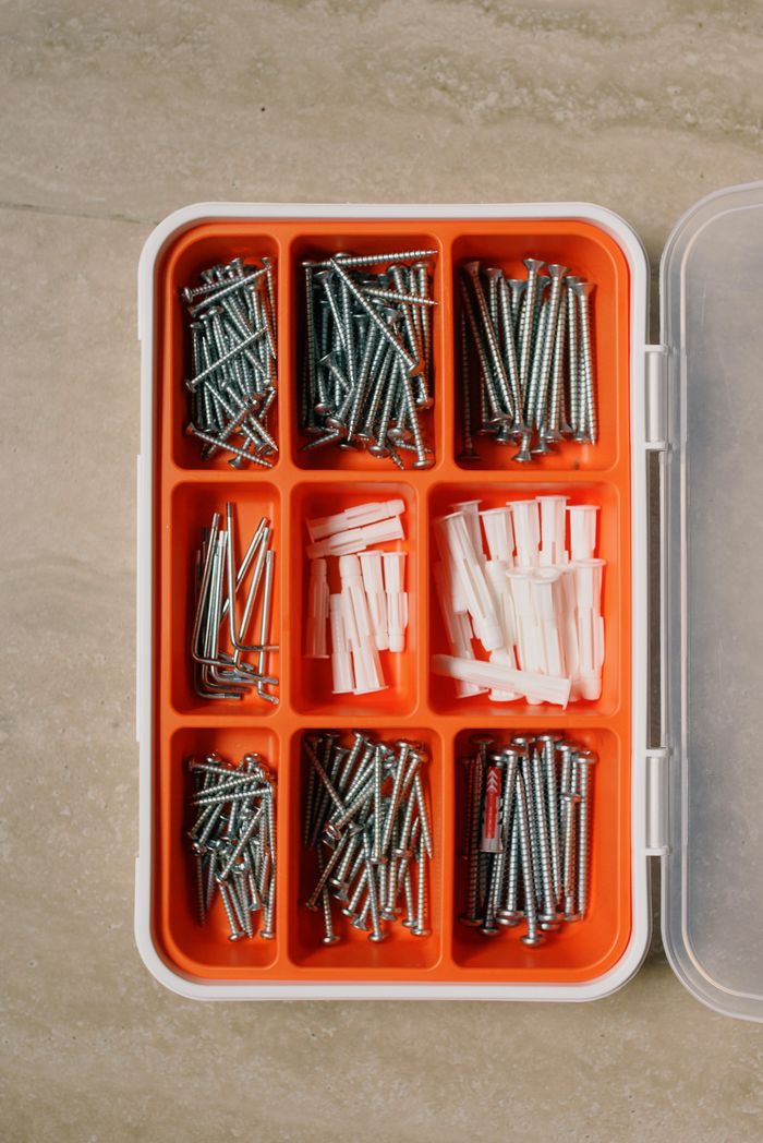 Caja con surtido de herramientas, clavos y tacos