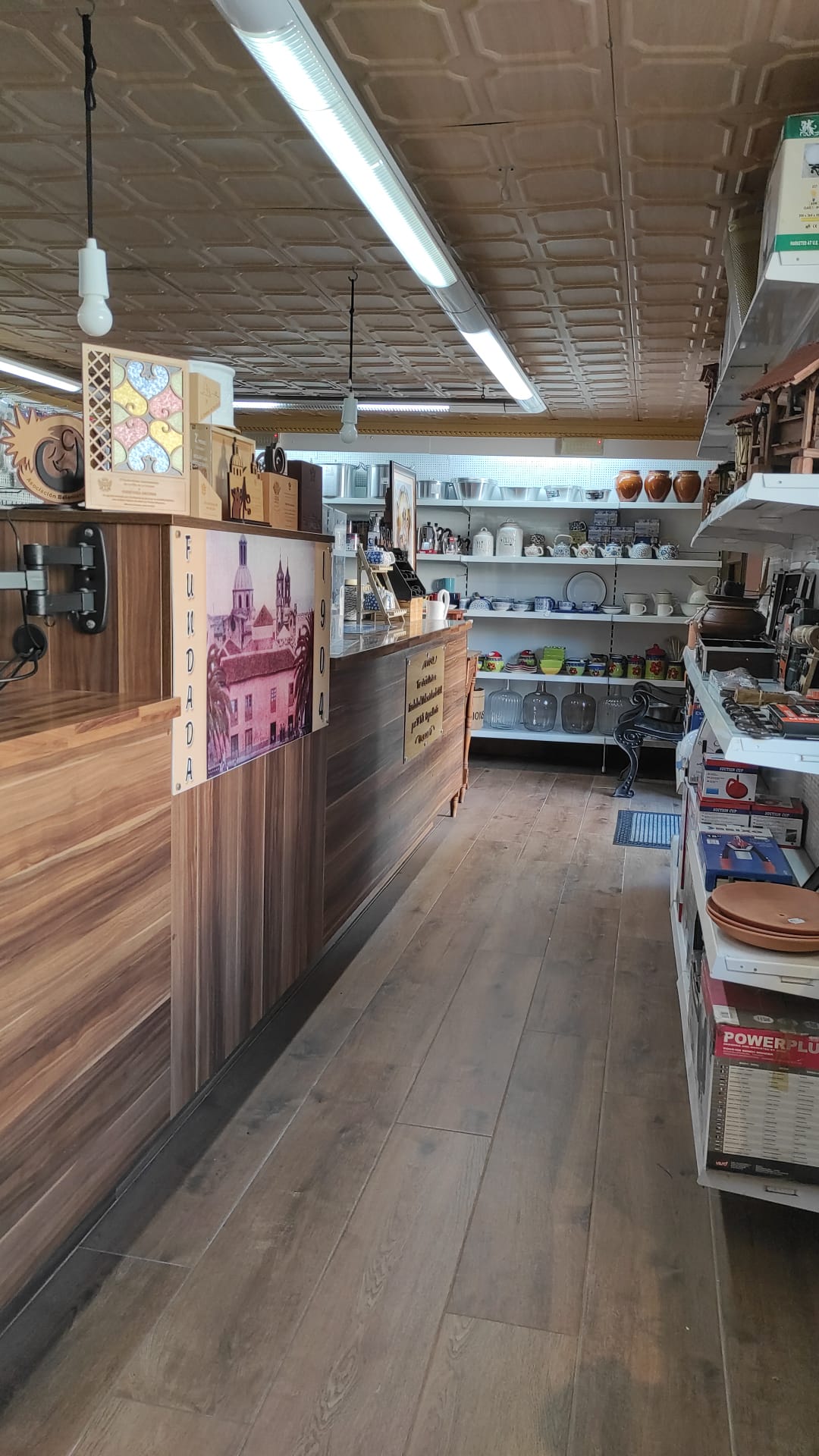 Interior de Ferretería Orotava con el mostrador y la sección de menaje