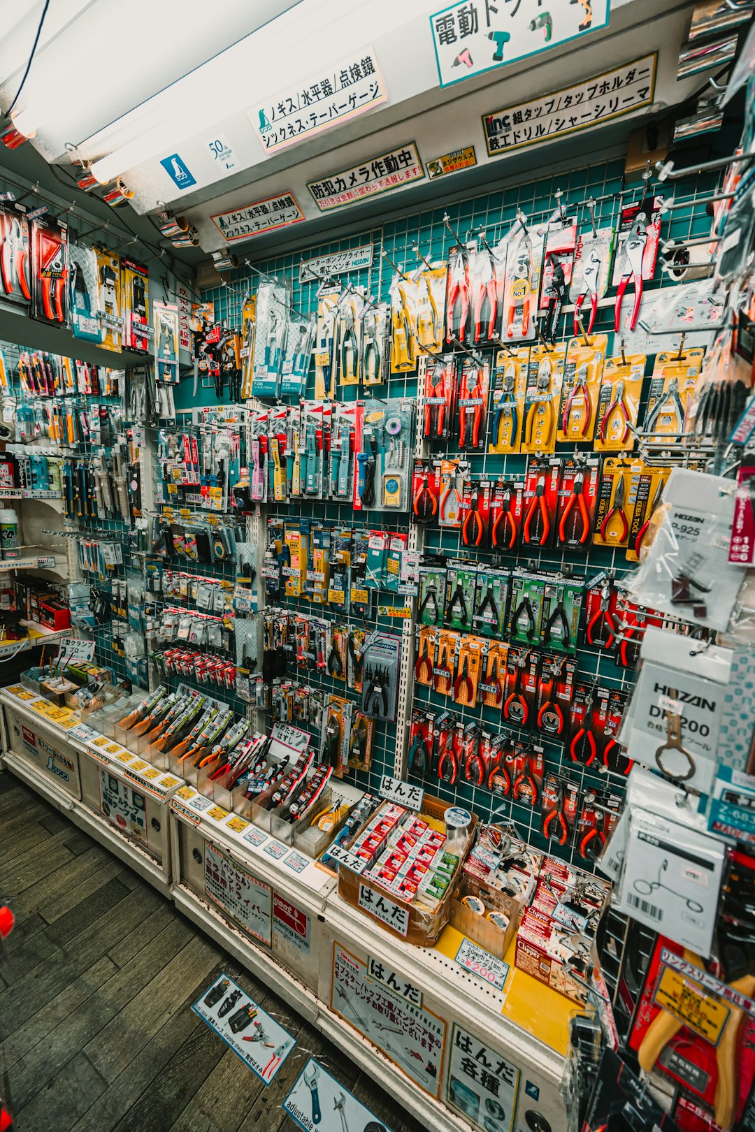 Expositor de herramientas y artículos de ferretería en una tienda